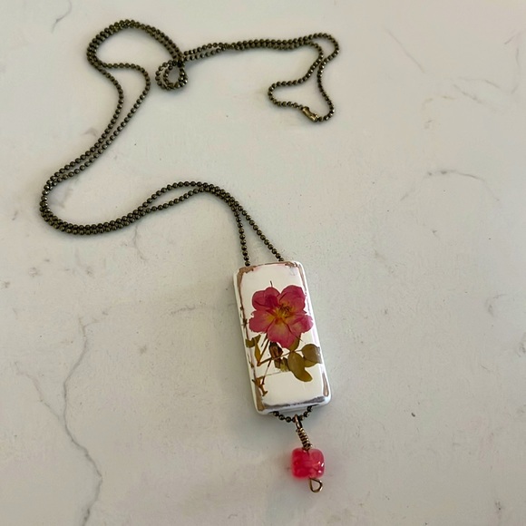Hand Crafted Vintage Flower Necklace - Picture 2 of 3